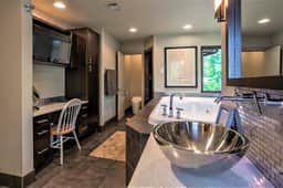 Your Lakefront Luxury - Image 4