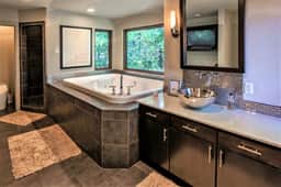 Your Lakefront Luxury - Image 3
