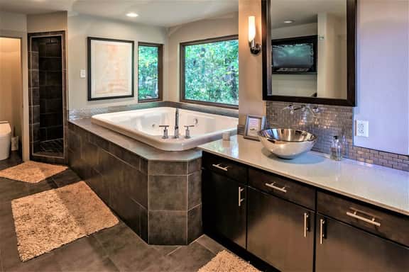 Your Lakefront Luxury - Image 3