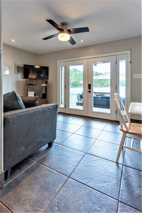 The Lakeside Cottage - Image 5